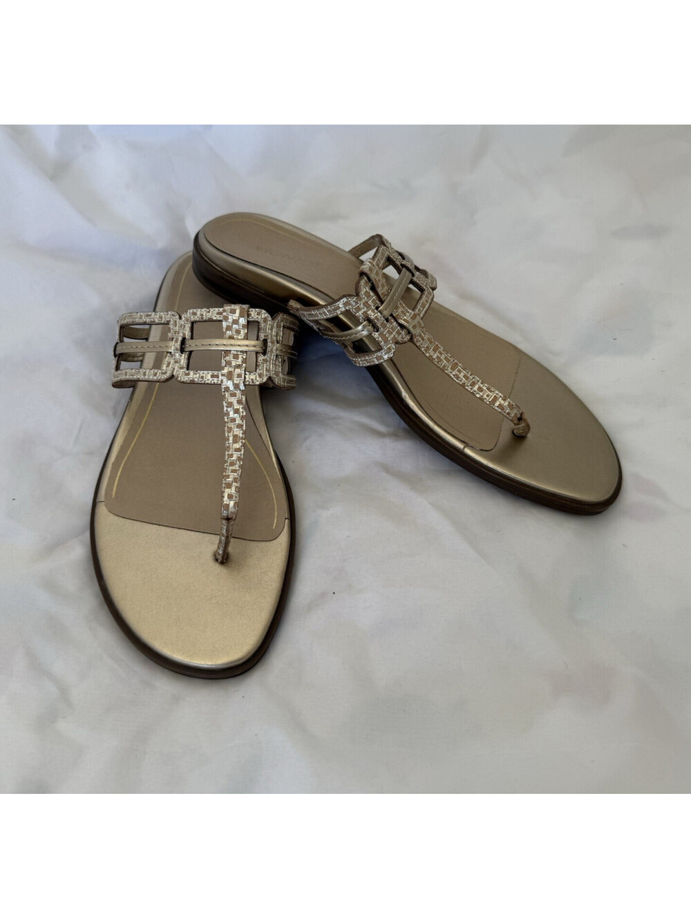 Vionic Alvana Toe Post Sandals Size 10 Thongs Gold Woven Leather Uppers Slip-on